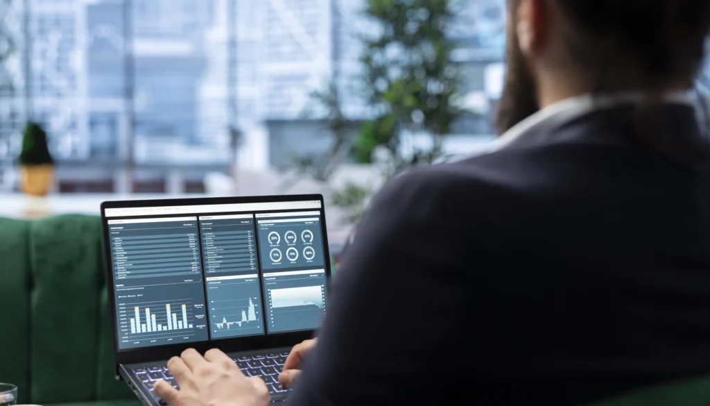 Valuation de assessoria de investimentos - empresário analisando dados financeiros